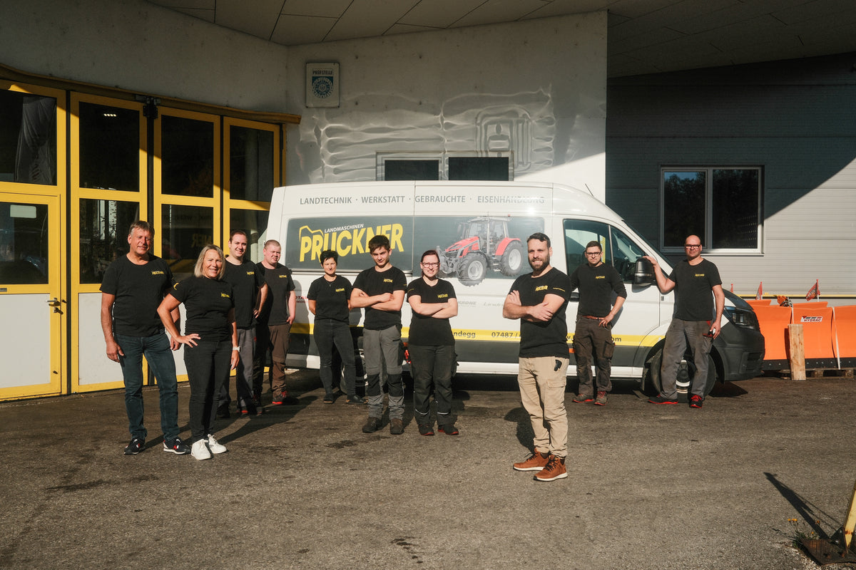 Das Team von Landmaschinen Pruckner vor der Werkstatt