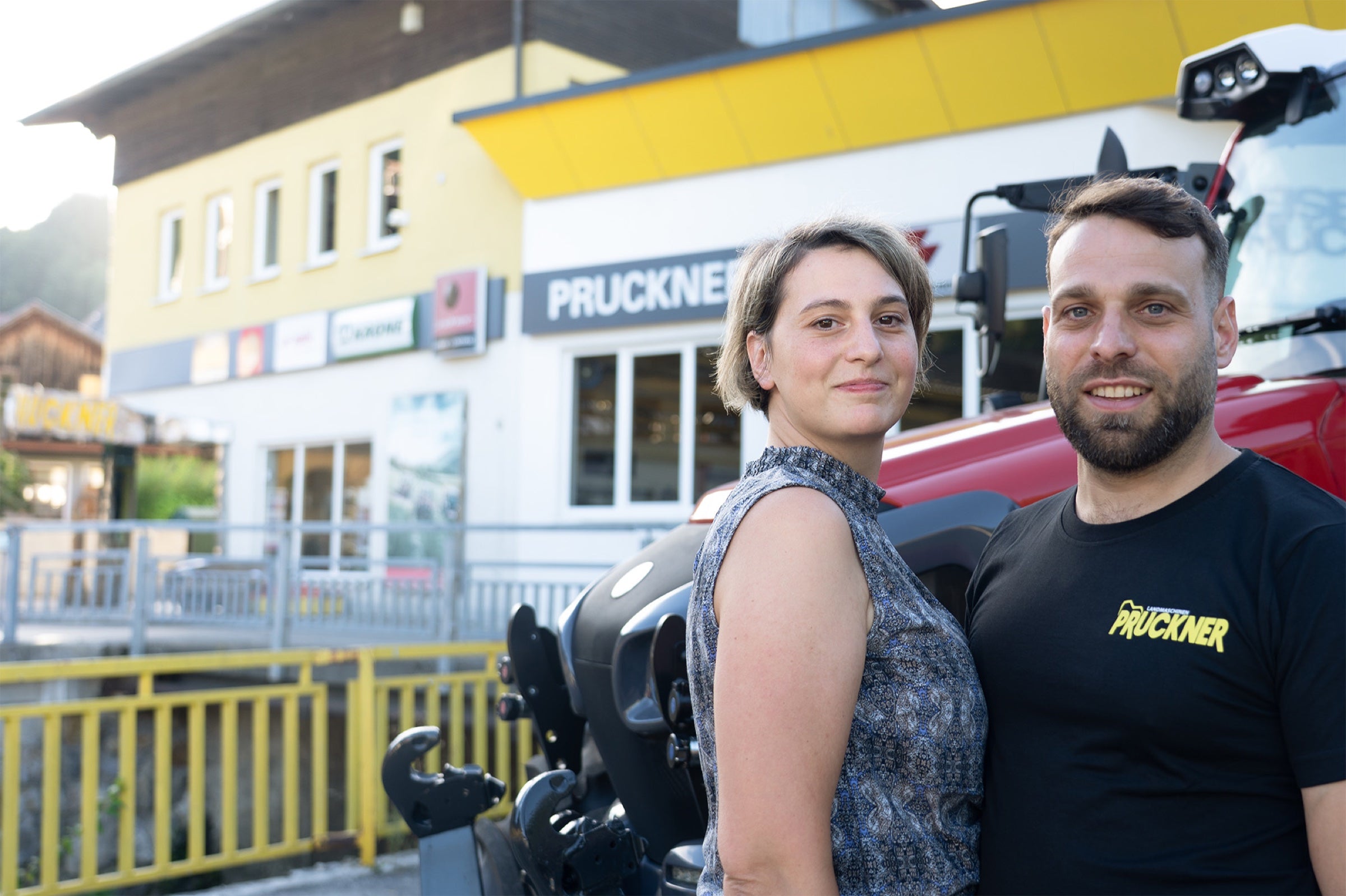 Wolfgang und Bettina Pruckner vor dem Familienbetrieb